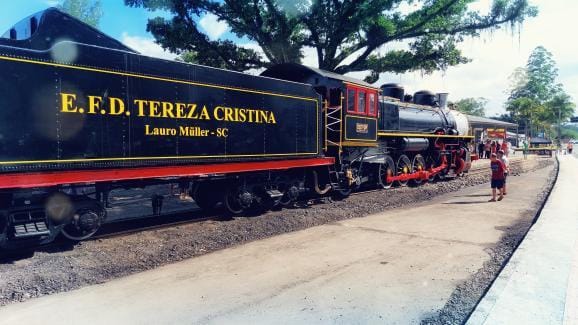 De volta ao passado: Lauro Muller inaugura locomotiva a vapor.